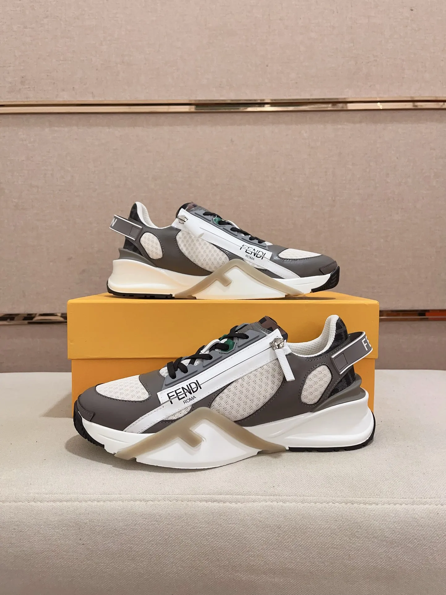 Men's shoes💰: 540💰(Higher version) [Fendi] Fendi's latest casual shoes for men! Available at counters simultaneously! A one-to-one replica of the original. Made entirely of imported top-grain calfskin, the interior is made of top-grain water-dyed cowhide, and the original factory-supplied rubber outsole. Leading new fashion concepts. Matching code: 38-44. 45 can be customized and non-returnable!